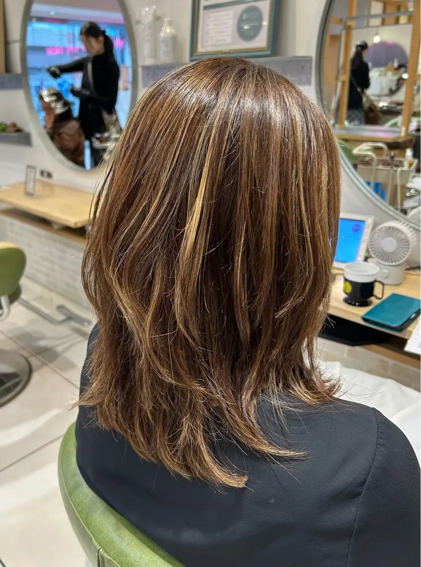 セミロング カラー ハイライトカラー レイヤーカットのヘアスタイル