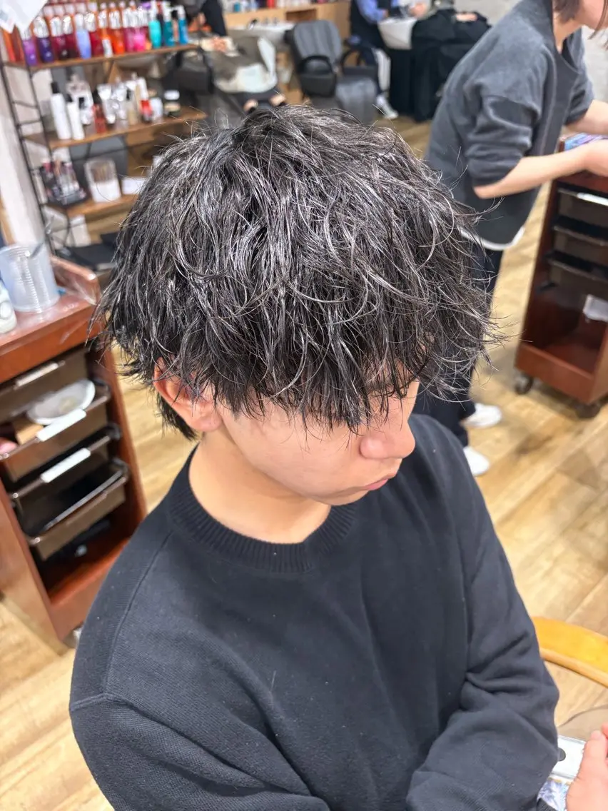 ミディアム パーマ メンズ ミディアムパーマ マッシュ メンズパーマ 波巻きパーマ 鶴田 将清のヘアスタイル