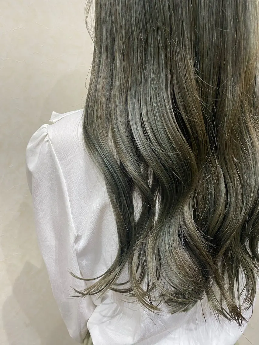 ロング カラー 透明感カラー イルミナカラー オリーブカラー 縮毛矯正 N°jemica 🫧REIKA🫧のヘアスタイル