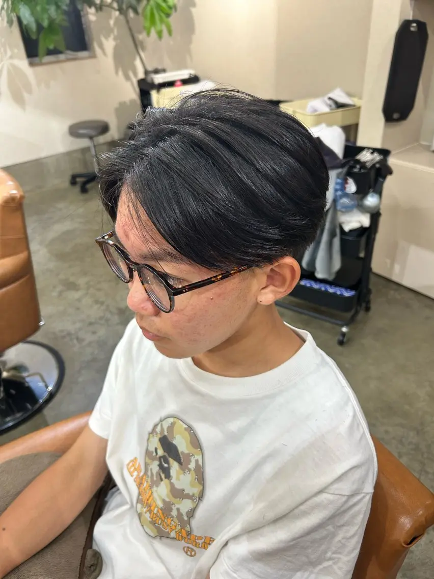 メンズ センターパート 刈り上げ まつやま さおりのヘアスタイル