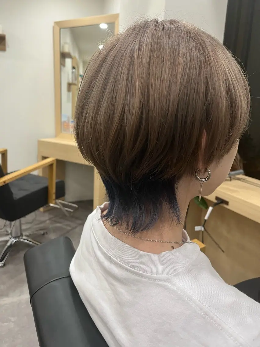 ショート カラー ベージュカラー ブルーカラー ブルージュ カット ヘアカラー (kakko )のヘアスタイル