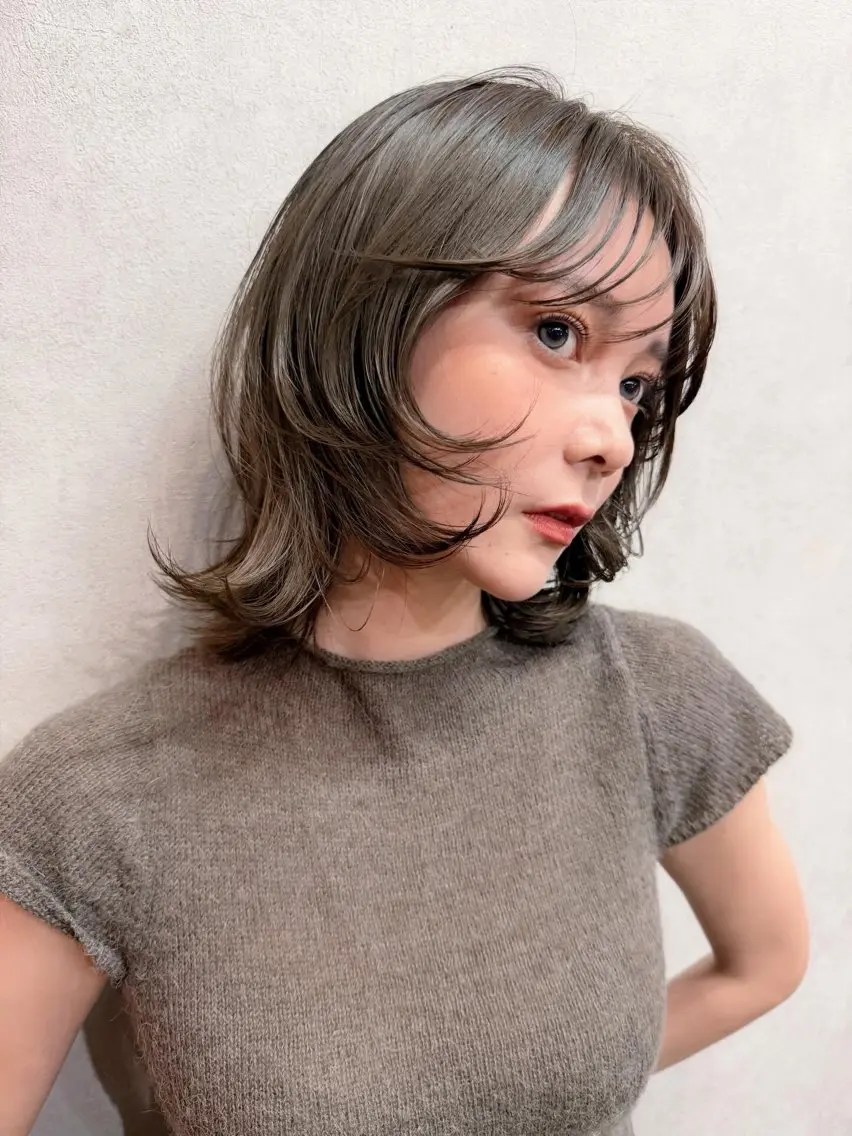 ミディアム カラー ミディアムレイヤー ベージュカラー ブリーチ ダブルカラー ブリーチなしカラー カット ヘアカラー トリートメント AiM 大名　似合わせカットのヘアスタイル