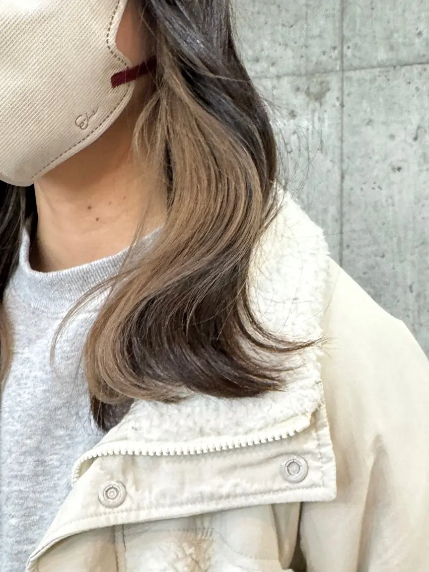 セミロング カラー ベージュカラー インナーカラー ミルクティーベージュ ヘアカラー 切りっぱなしボブ/ ブリーチカラー/大塚のヘアスタイル