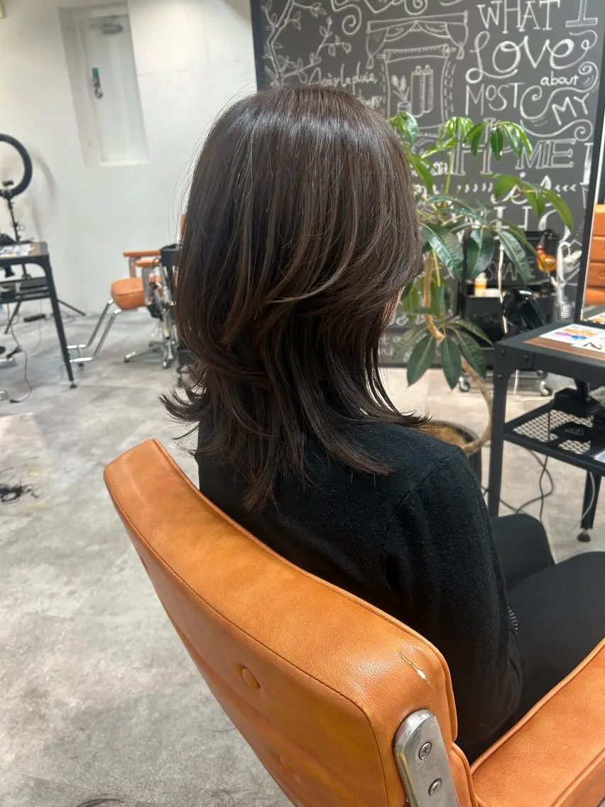 ミディアム カラー オリーブカラー レイヤーカット カット ヘアカラー ウルフカット レイヤーカット上柿のヘアスタイル