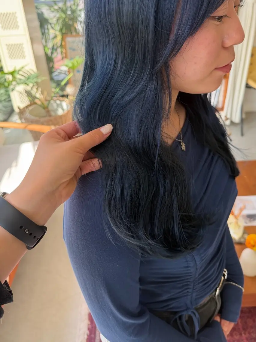 ロング カラー ブルーカラー 石川 実咲のヘアスタイル