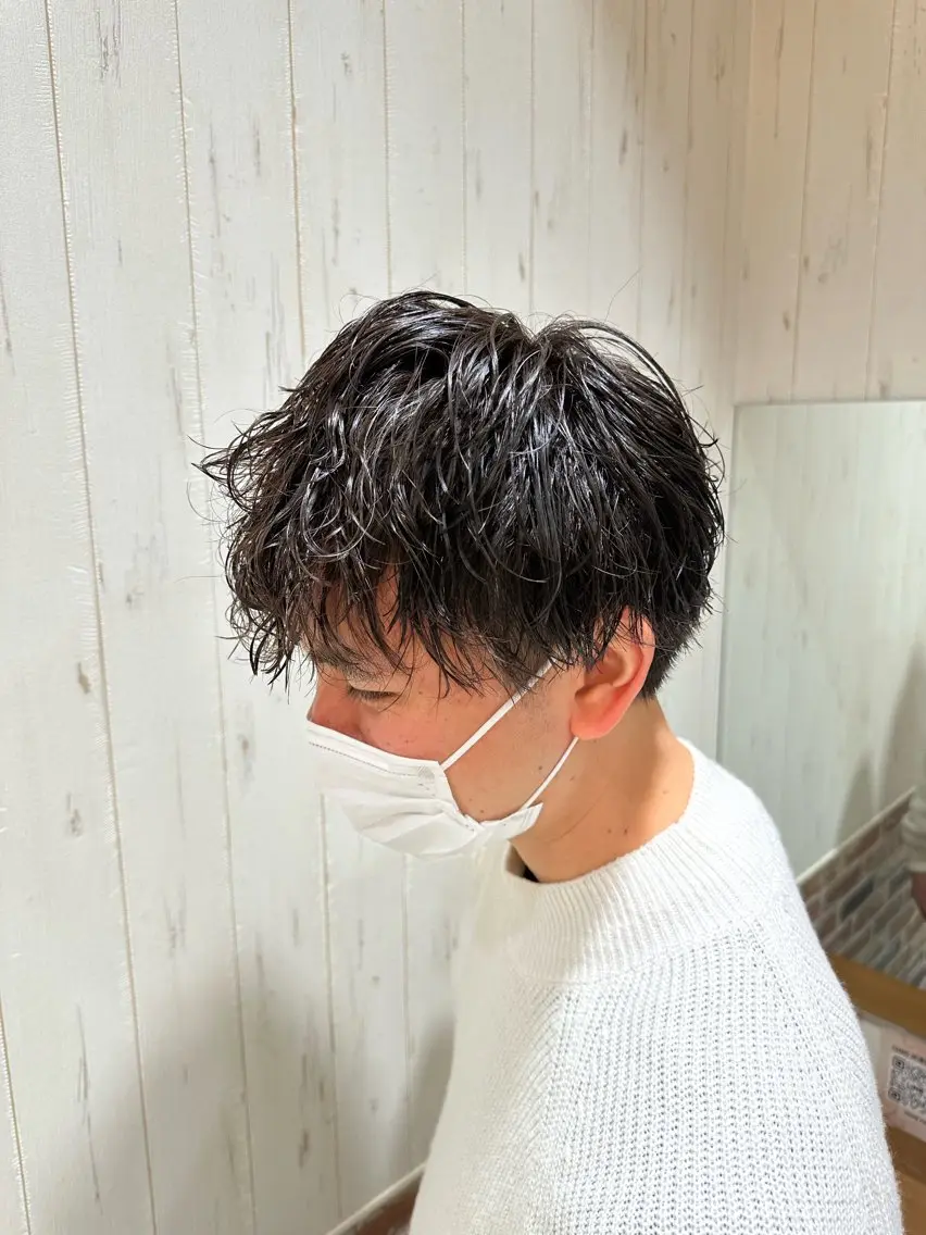 ミディアム パーマ メンズ ミディアムパーマ メンズブリーチ ダウンパーマ メンズハイライト メンズインナーカラー パーマ 中嶋 紘夢のヘアスタイル