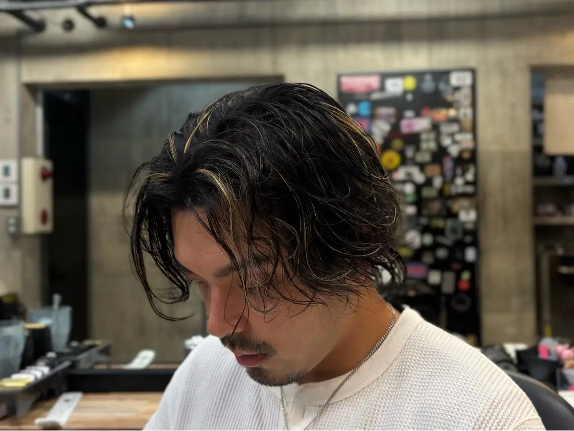 ミディアム カラー メンズ メンズハイライト メンズメッシュ ハイライトカラー メッシュ ハイライト 💈 FUZUKI💈のヘアスタイル