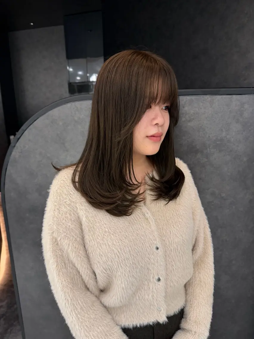 ミディアム カラー ベージュカラー オリーブベージュ レイヤーカット カット ヘアカラー カット/パーマ たるみことりのヘアスタイル