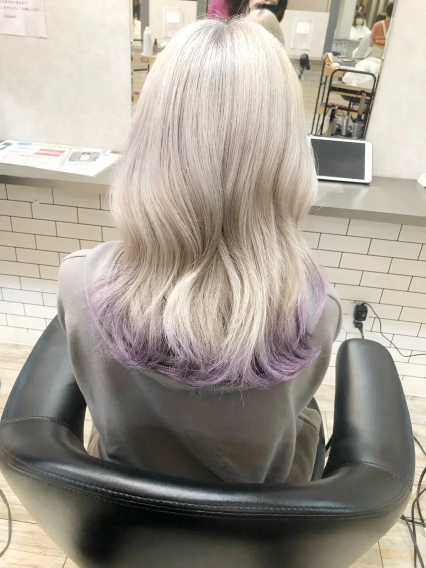 セミロング カラー パープルカラー レイヤーブリーチ特化 ホワイト専門/岸のヘアスタイル