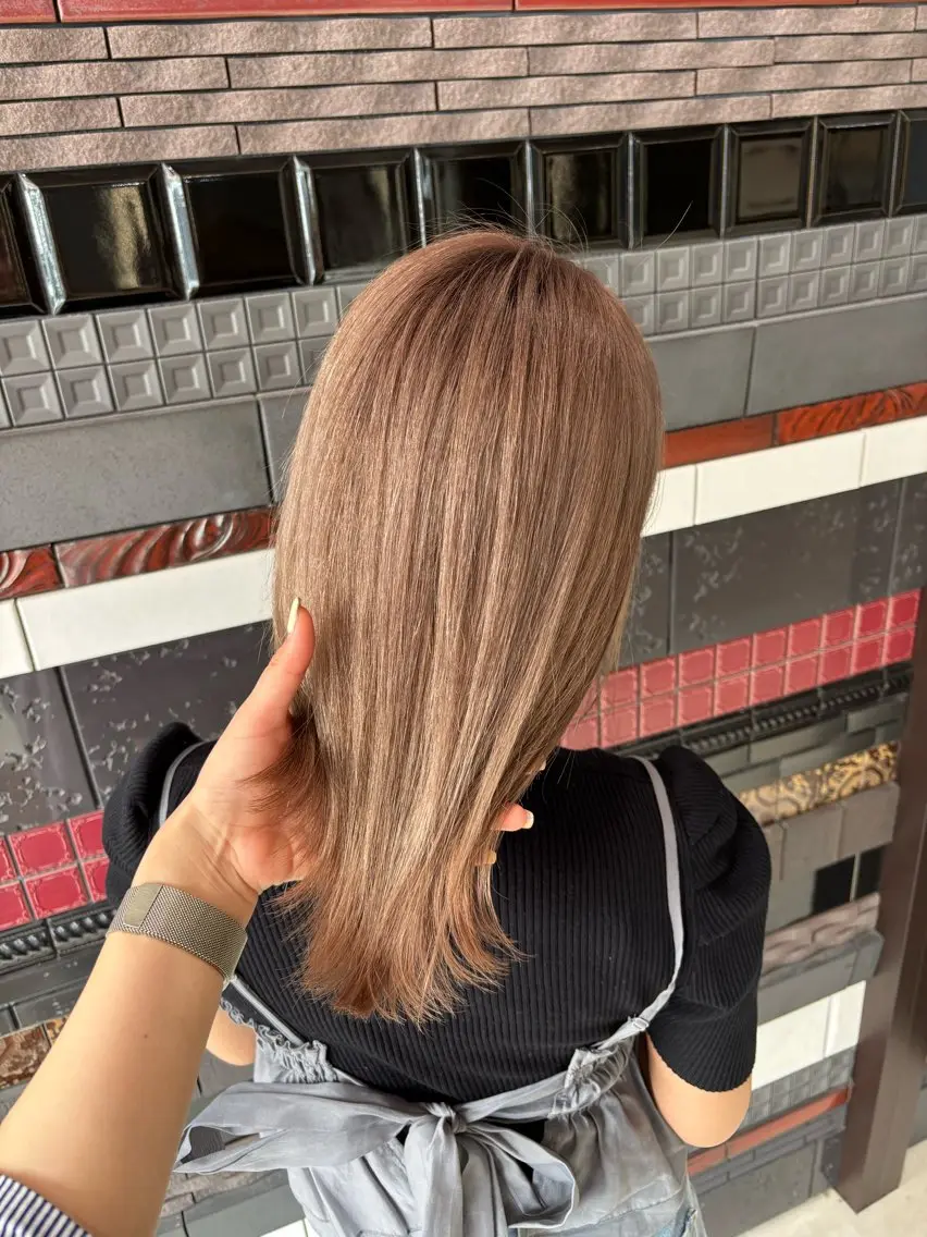 ミディアム カット ヘアカラー 色落ちまで2度綺麗な ハイトーン🪞/ミクのヘアスタイル