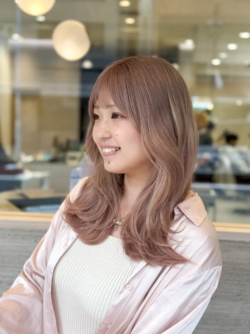 ロング カラー ベージュカラー ブリーチ ハイトーンカラー ミルクティーベージュ ピンクカラー カット ヘアカラー トリートメント 【高円寺】坂元太一 【レイヤーカット】のヘアスタイル