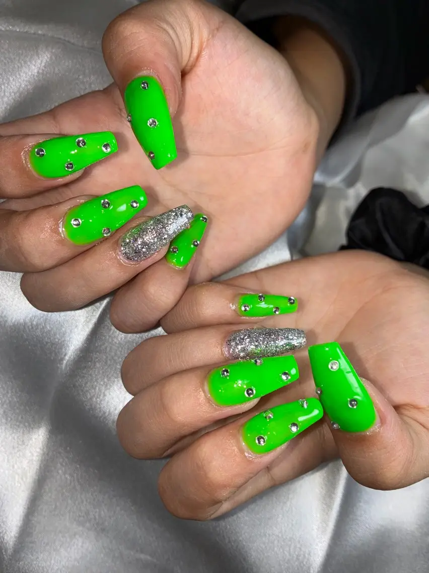 ミディアム ハンドネイル YOKOSUKA NAILS💅🩶のネイルデザイン