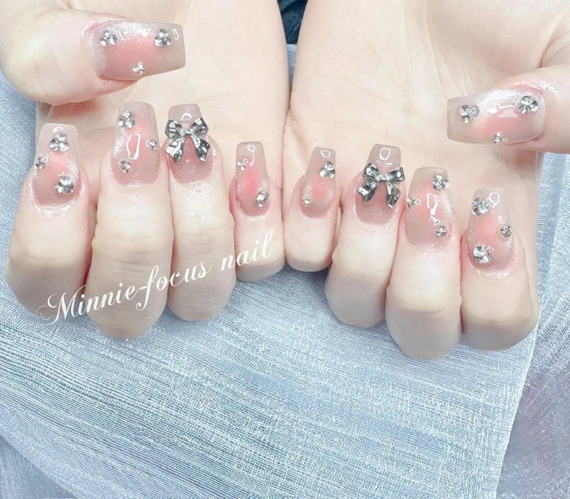 ネイル チークネイル フレンチネイル キラキラネイル 韓国ネイル マグネットネイル ハンドネイル 🧸Luvia nail✨のネイルデザイン