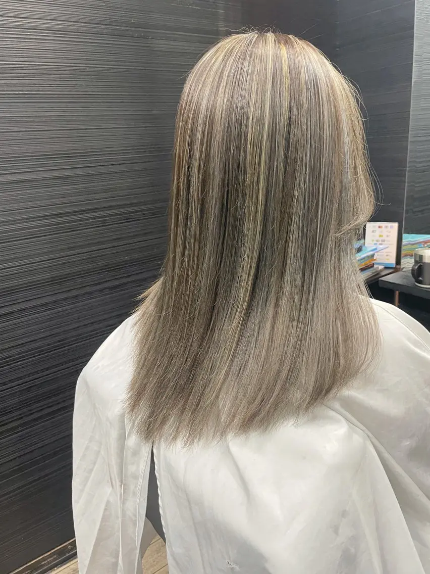 セミロング カラー ハイライトカラー シルバー ハイライト ヘアカラー トリートメント 山本 雅由のヘアスタイル
