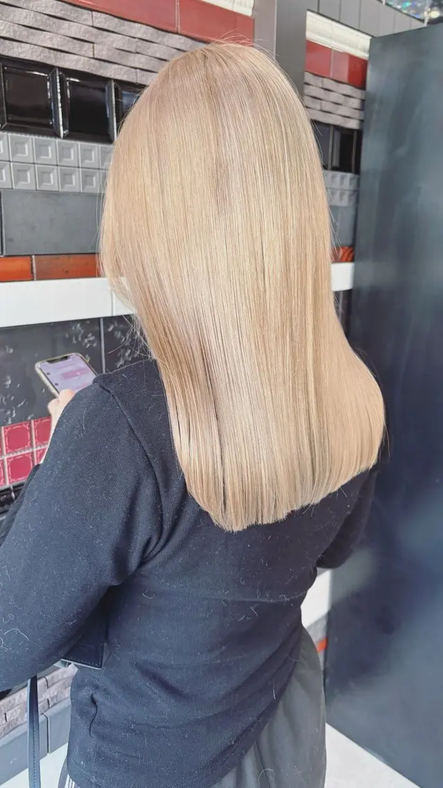 ミディアム カット ヘアカラー 色落ちまで2度綺麗な ハイトーン🪞/ミクのヘアスタイル