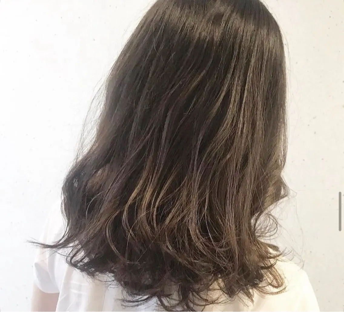 セミロング カラー ヘアカラー 𝒇𝒍𝒂𝒕/ 𝐇𝐈𝐍𝐀のヘアスタイル
