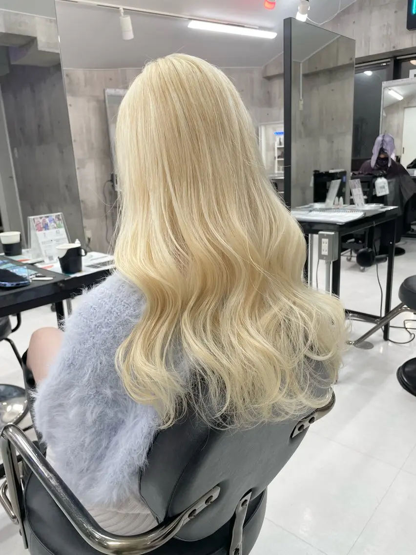 セミロング カラー ヘアアレンジ 抜きっぱなしブロンド ヘアカラー トリートメント ヘアセット 🌷FUKA🌷 まろやかハイトーンのヘアスタイル