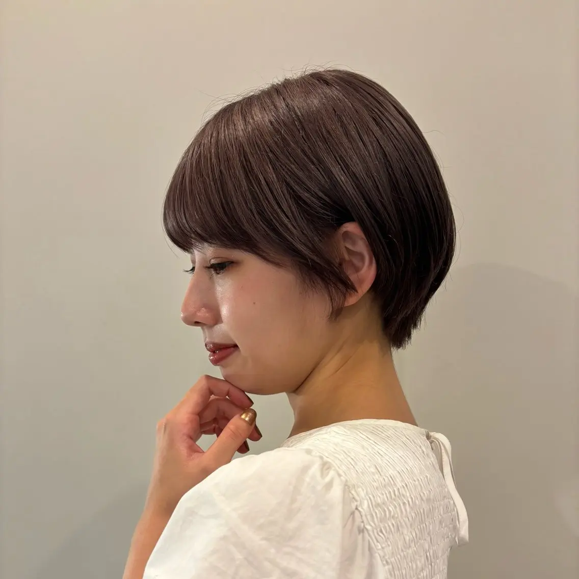 ショート カラー グレージュ 小山 綾奈 ロングカットのヘアスタイル