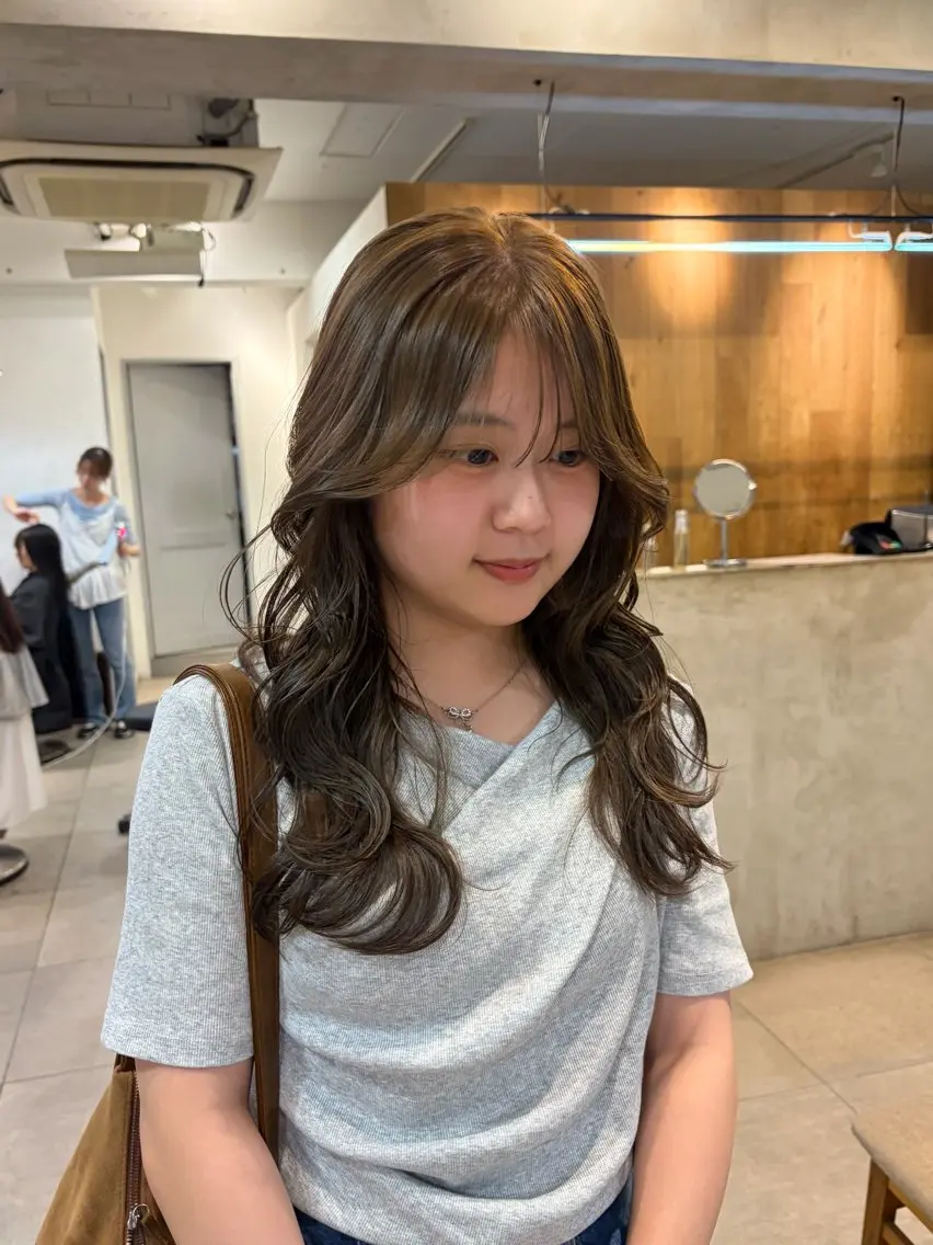 ロング カラー ミルクティー× グレージュMOMOのヘアスタイル