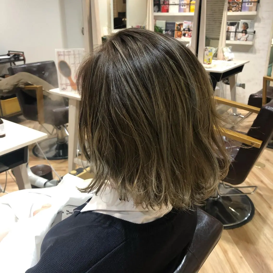 ミディアム カラー バレイヤージュ シルバー レイヤーカット ヘアカラー 伊東 彩花のヘアスタイル