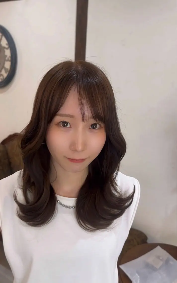 ミディアム くびれヘア カット ヘアカラー トリートメント 大潮 梨奈のヘアスタイル