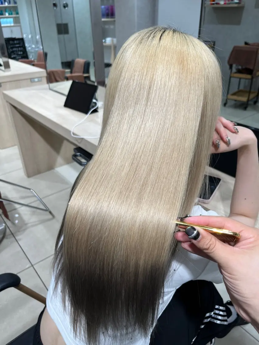 ロング カラー ベージュカラー 黒髪 ブリーチ ホワイトベージュ ヘアカラー トリートメント ハイトーン/ブリーチ 山崎 悠次のヘアスタイル