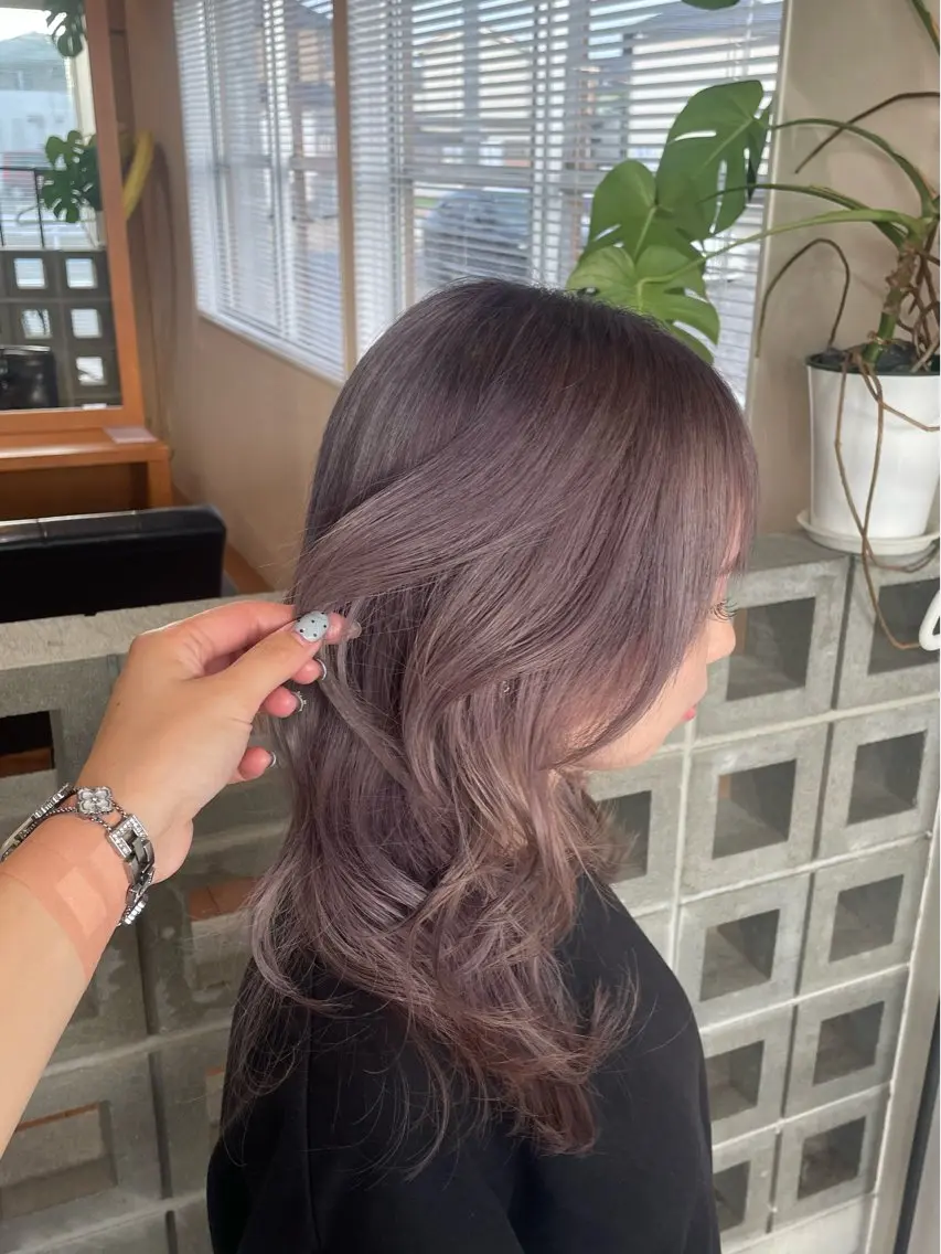 ミディアム カラー 尾﨑 ひよりのヘアスタイル