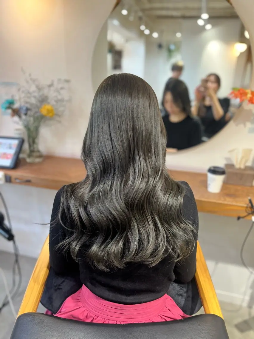 セミロング ヘアカラー トリートメント 塩川ももこ/ 自然な縮毛矯正のヘアスタイル