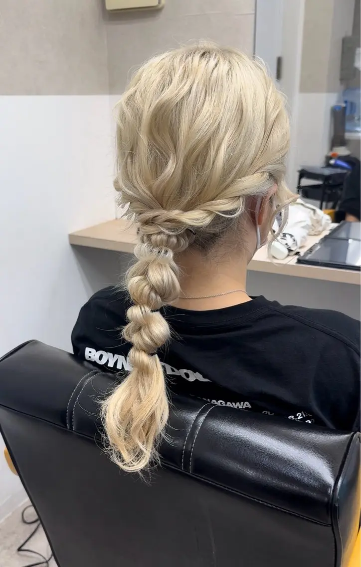 セミロング ヘアアレンジ 透明感/オリーブ ハイトーン×レイヤーのヘアスタイル