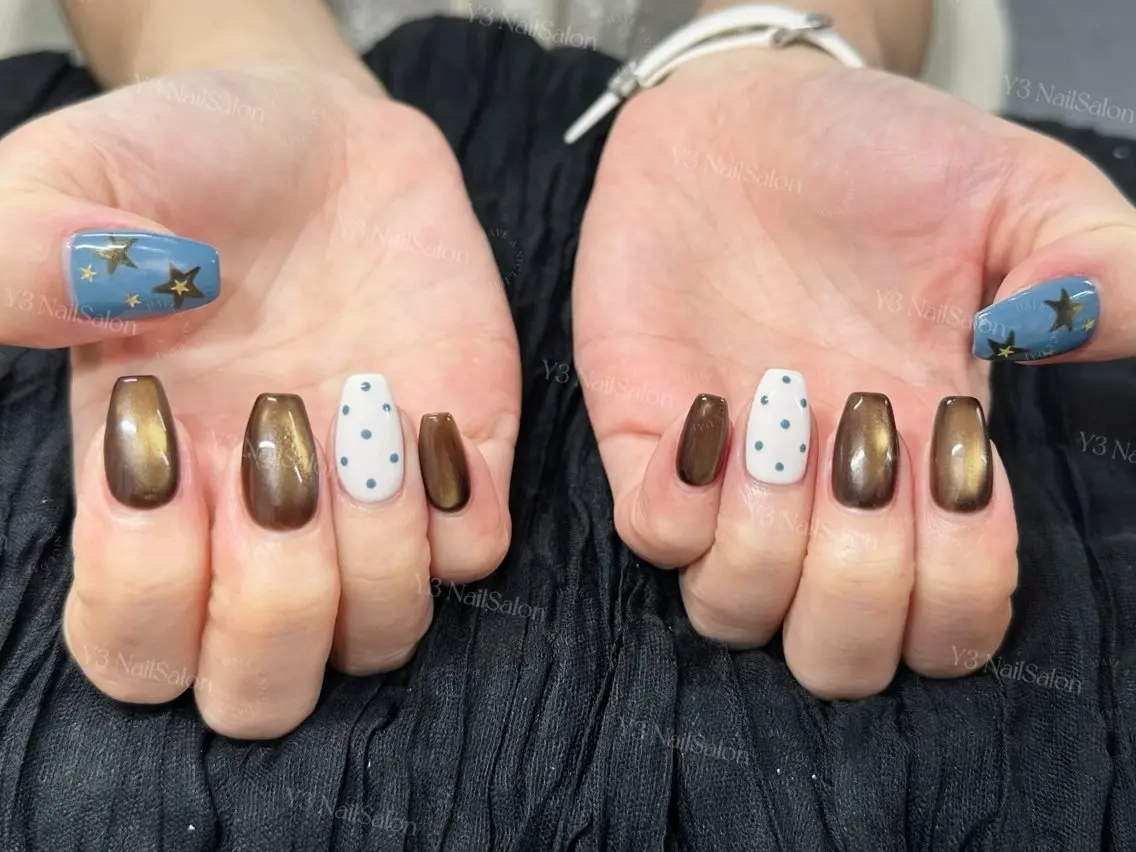 ネイル ブルー ブラウン ドット マグネットネイル ホワイト ハンドネイル Y3 NailSalonのネイルデザイン