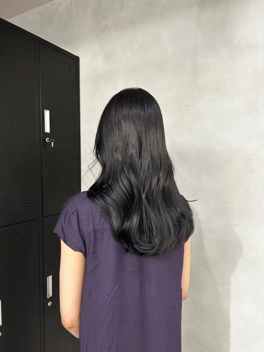 ロング カラー 黒髪 ブルーカラー ブルーブラック ヘアカラー トリートメント 大村 さくらのヘアスタイル