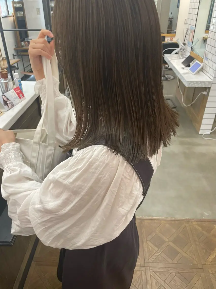 ミディアム くすみベージュカラー 🪻HARUKAのヘアスタイル