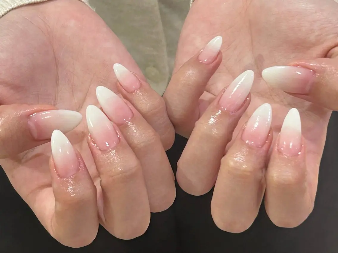 ネイル グラデーション シンプルネイル ホワイト ハンドネイル Bianca栄店 はるなのネイルデザイン