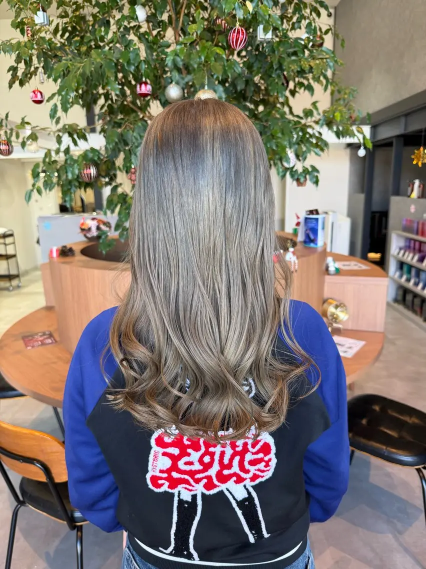 ロング カラー グレージュ ミルクティーグレージュ カット ヘアカラー ayaka |トレンドヘアのヘアスタイル