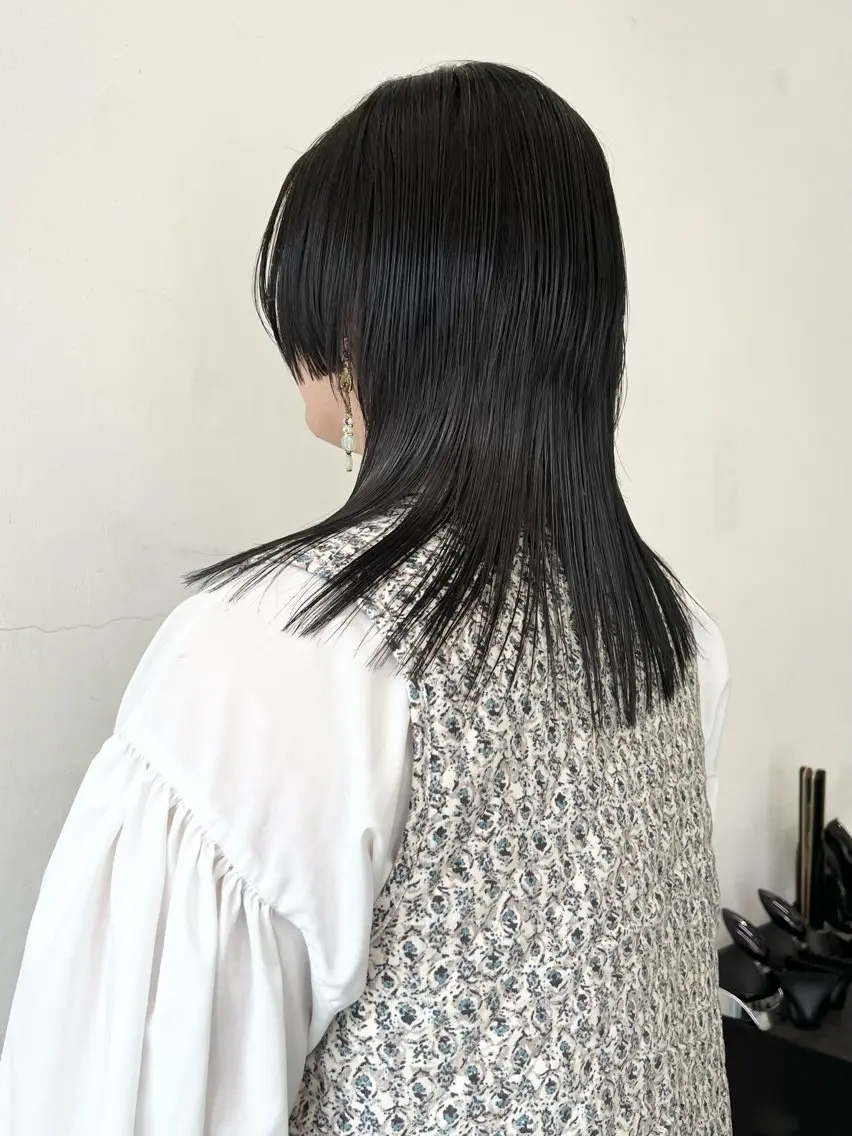 ミディアム カラー 黒髪 ブルーカラー ブルーブラック 顔まわりレイヤー 姫カット カット ヘアカラー トリートメント HARU//原宿🤍 リピート率NO.1のヘアスタイル