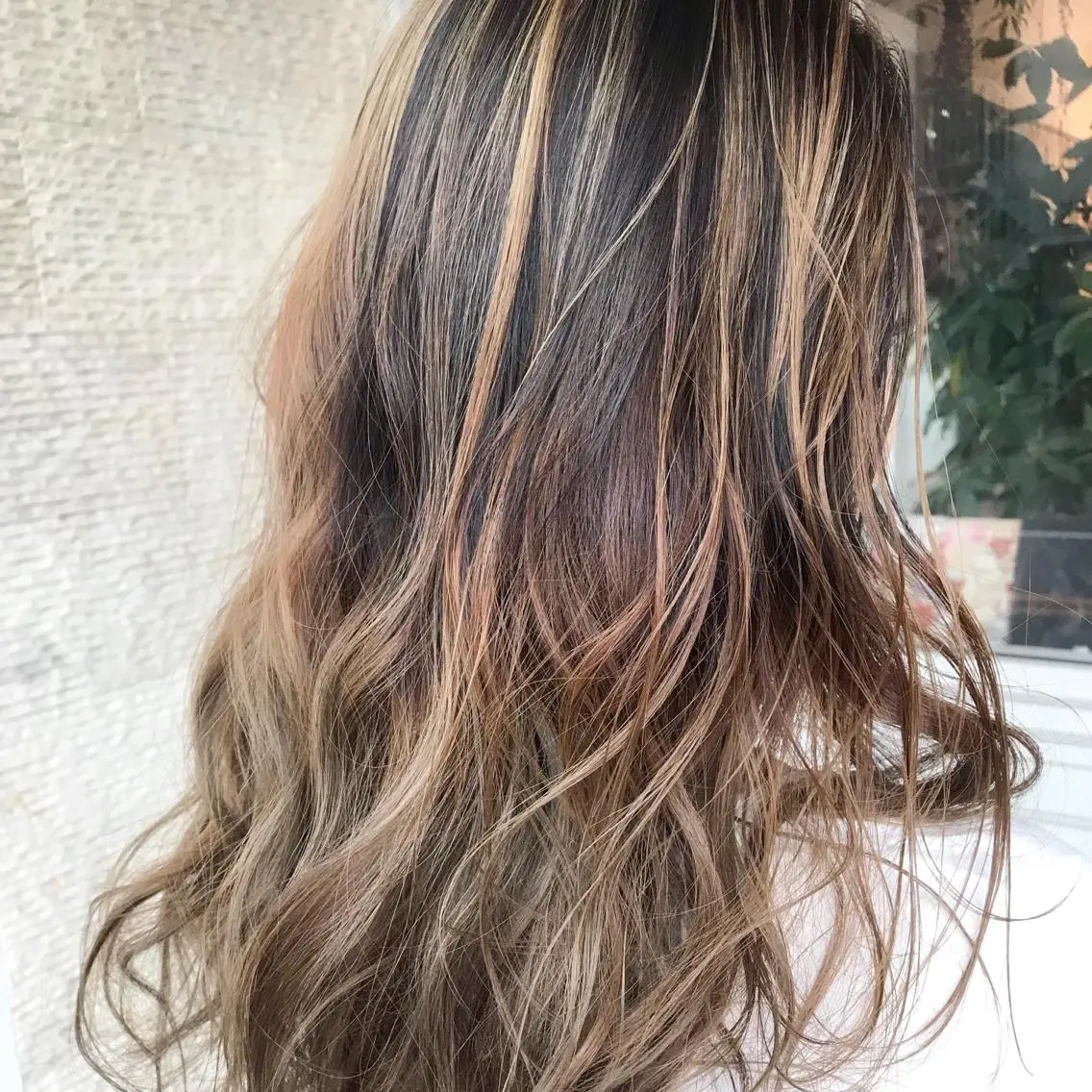 セミロング カラー ヘアアレンジ お団子ヘア 切りっぱなしボブ バレイヤージュ ブリーチ グラデーションカラー Mariana/ 鶴原-ハイライトのヘアスタイル