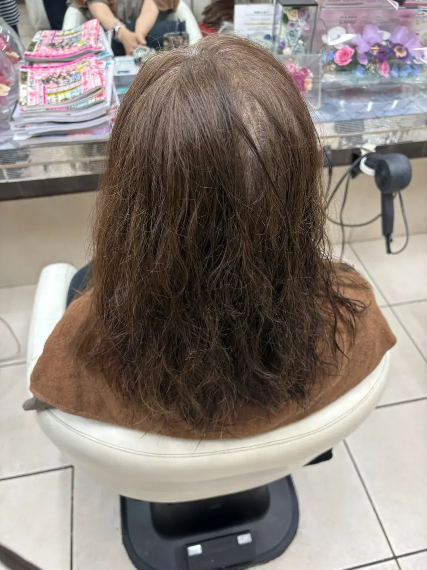 ミディアム くせ毛 ウィリアム シュウのヘアスタイル