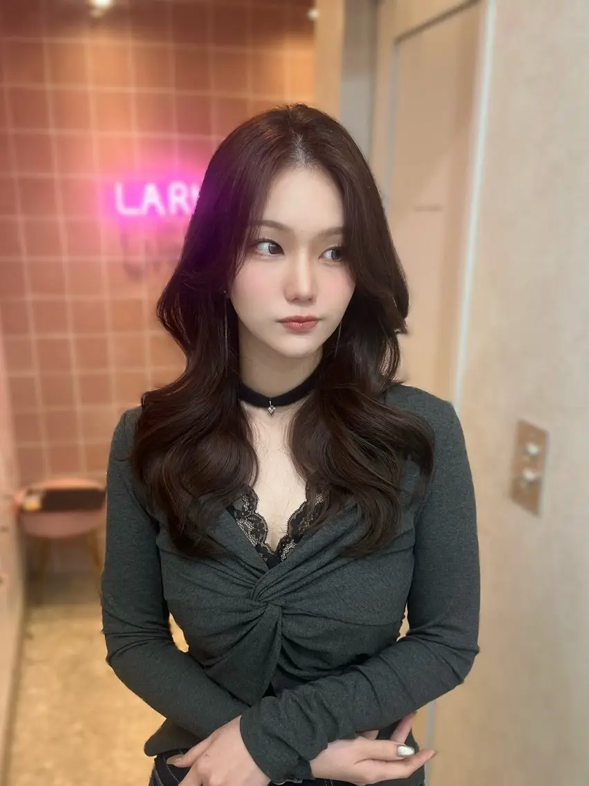ロング カラー ブリーチ ブラウンカラー 顔周りカット かきあげバング レイヤーカット カット ヘアカラー トリートメント 韓国ハッシュカット/ 新宿/髪質改善/岡崎のヘアスタイル
