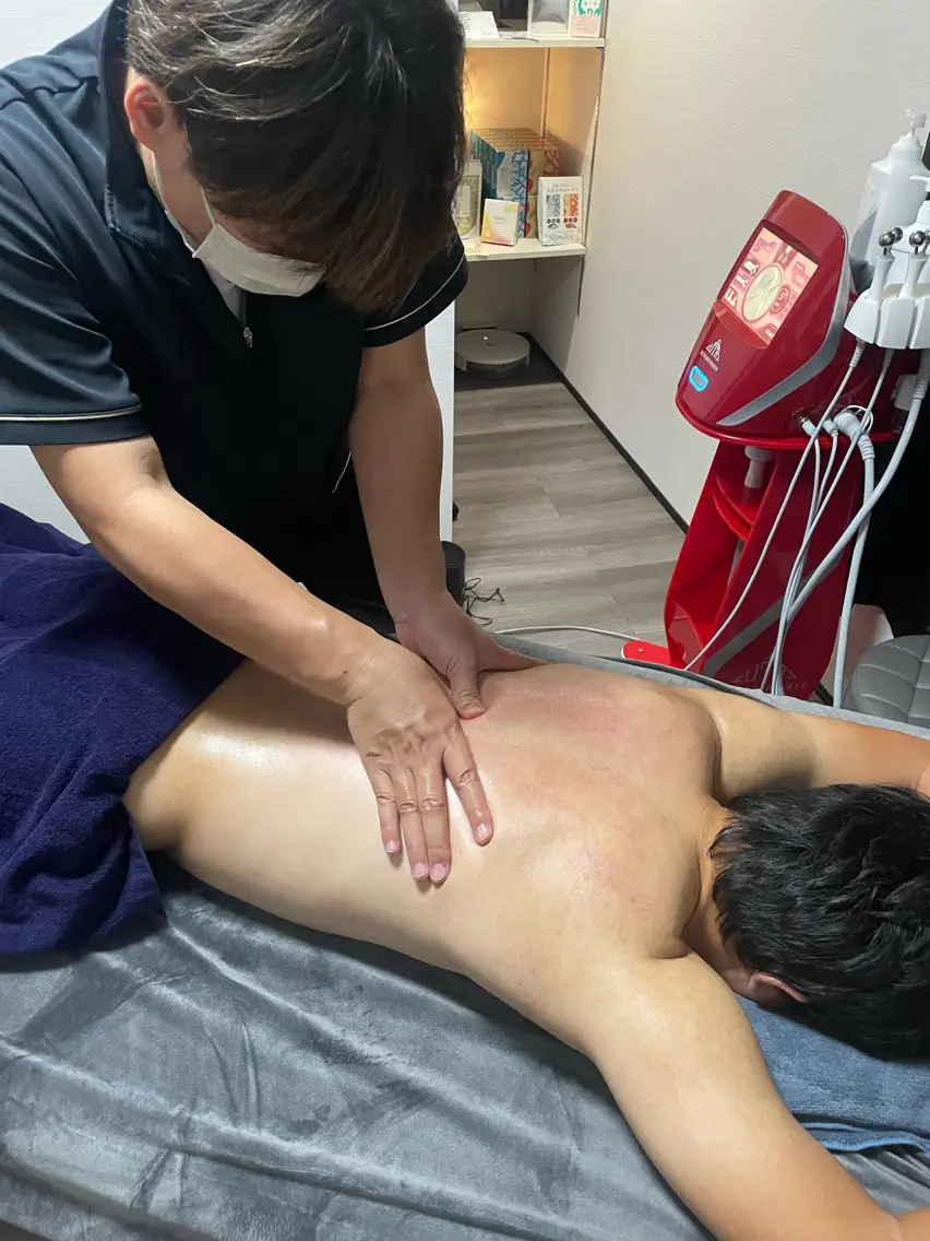 メンズ 腰、肩こり、脱毛、眉 メンズ専門チェストのエステ・リラクイメージ