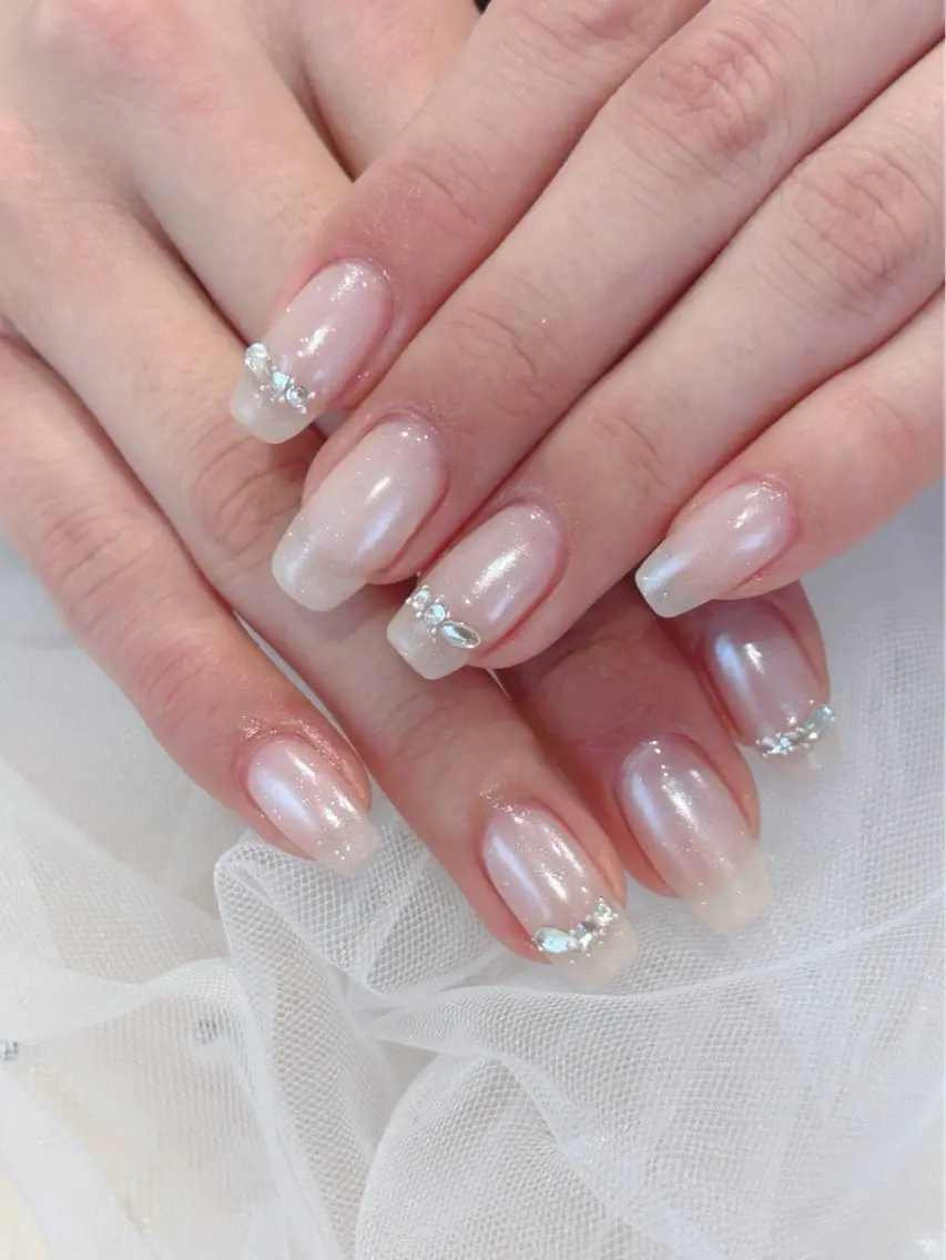 ネイル ミラーネイル ストーンネイル ホワイト ハンドネイル Noa nail yuna🧁のネイルデザイン