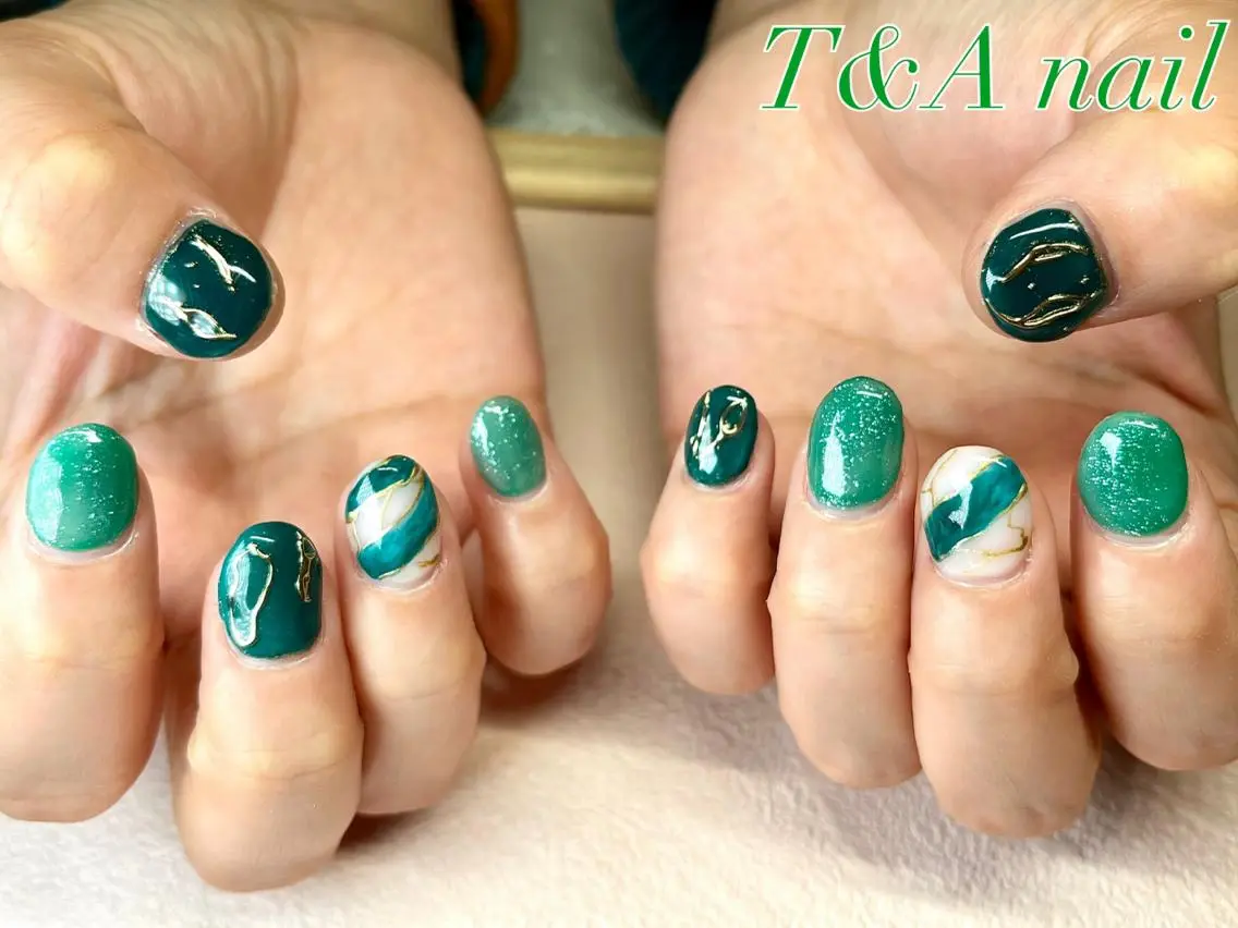 ショート ネイル ショートヘア 長さ出し ジェルネイル グリーン ニュアンスネイル T&A nailのネイルデザイン