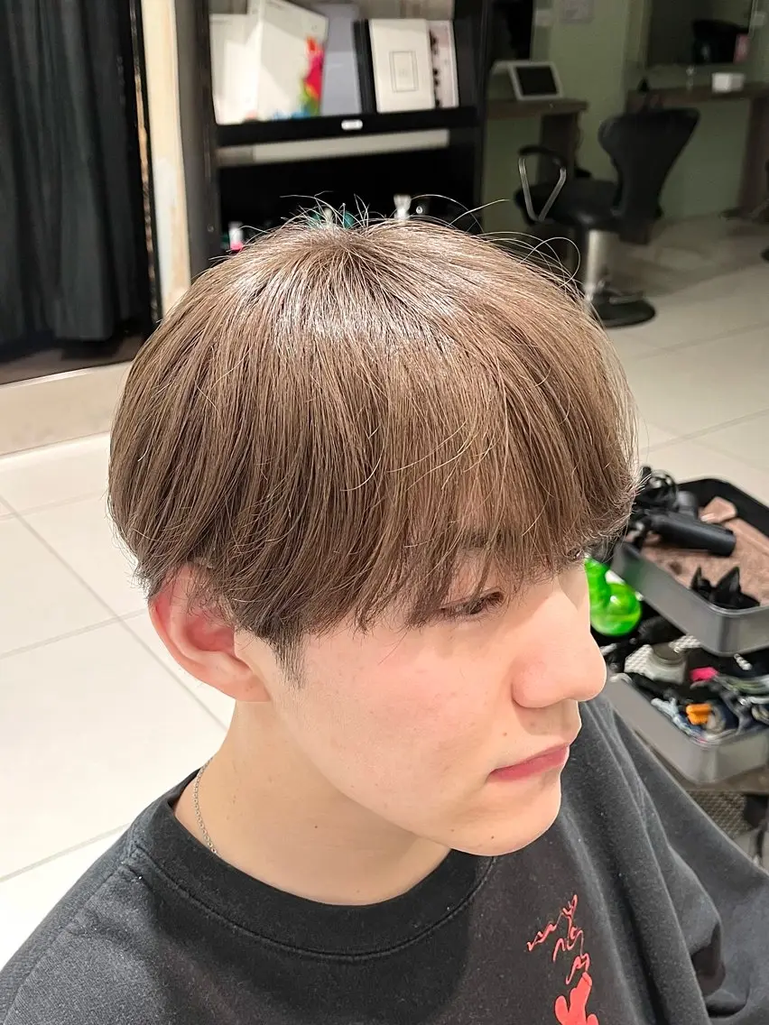 カラー メンズ メンズブリーチ ベージュカラー ブリーチ ミルクティーベージュ カット ヘアカラー トリートメント 駒野 晃のヘアスタイル