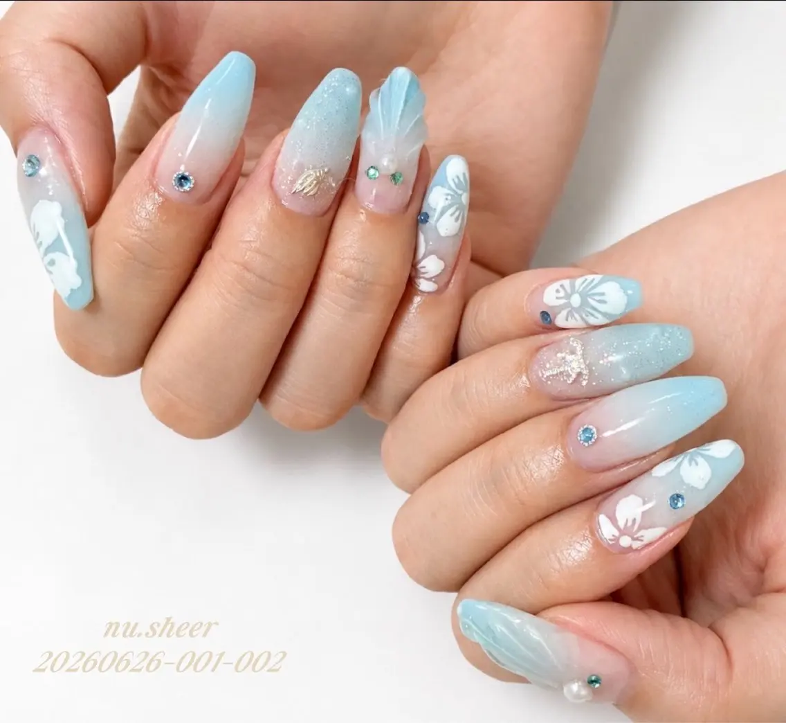 ネイル アートネイル ブルー フラワーネイル グラデーション 夏ネイル ハンドネイル nu.sheer honoのネイルデザイン