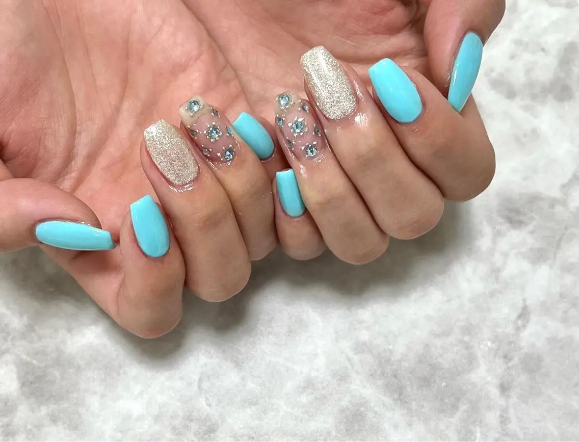 ネイル ブルー ジェルネイル キラキラネイル 韓国ネイル オフィスネイル nails' it...のネイルデザイン