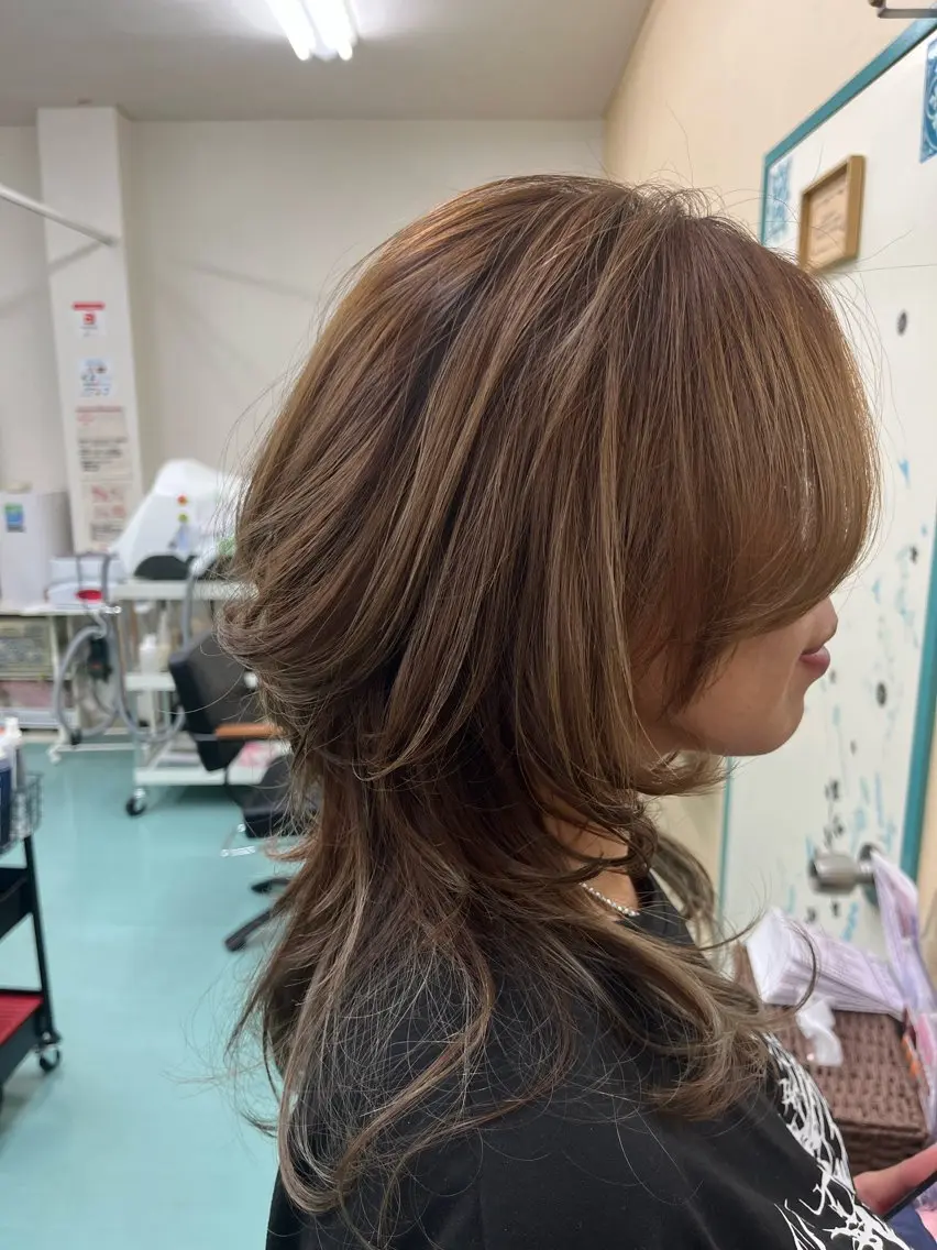 セミロング カラー ウルフカット 外山 理都子のエステ・リラクイメージ