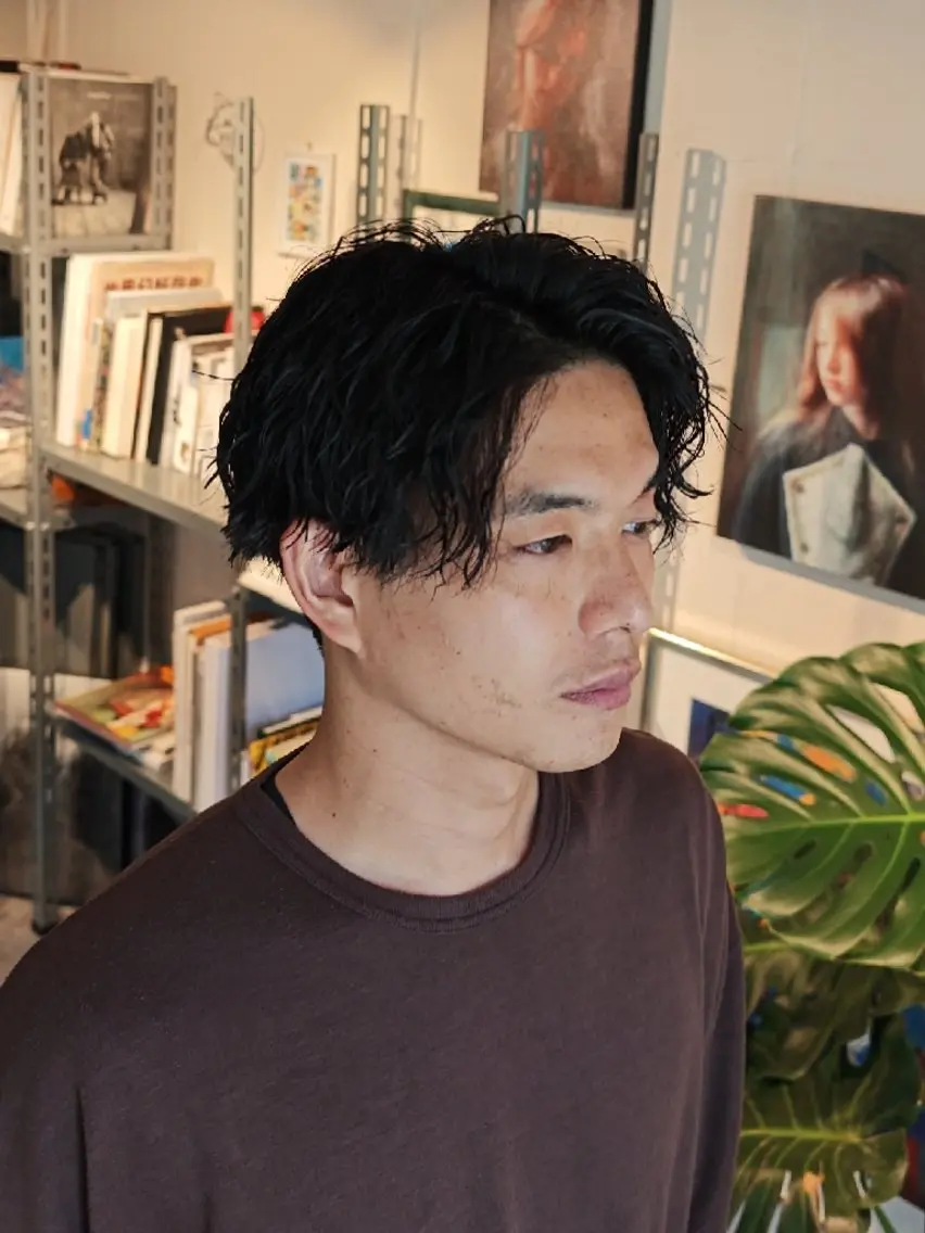 ミディアム パーマ メンズ ミディアムパーマ フェザーパーマ メンズパーマ ツイストスパイラルパーマ 波巻きパーマ 怪我の為1ヶ月程 お休みします🙇のヘアスタイル