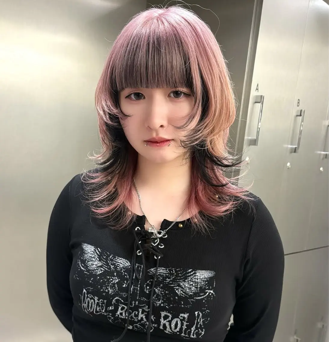 セミロング カラー ミストバング ブリーチ ケアブリーチ イヤリングカラー  フェイスフレーミング ヘアカラー 柔らかカラー/地毛風 ストレート mikaのヘアスタイル