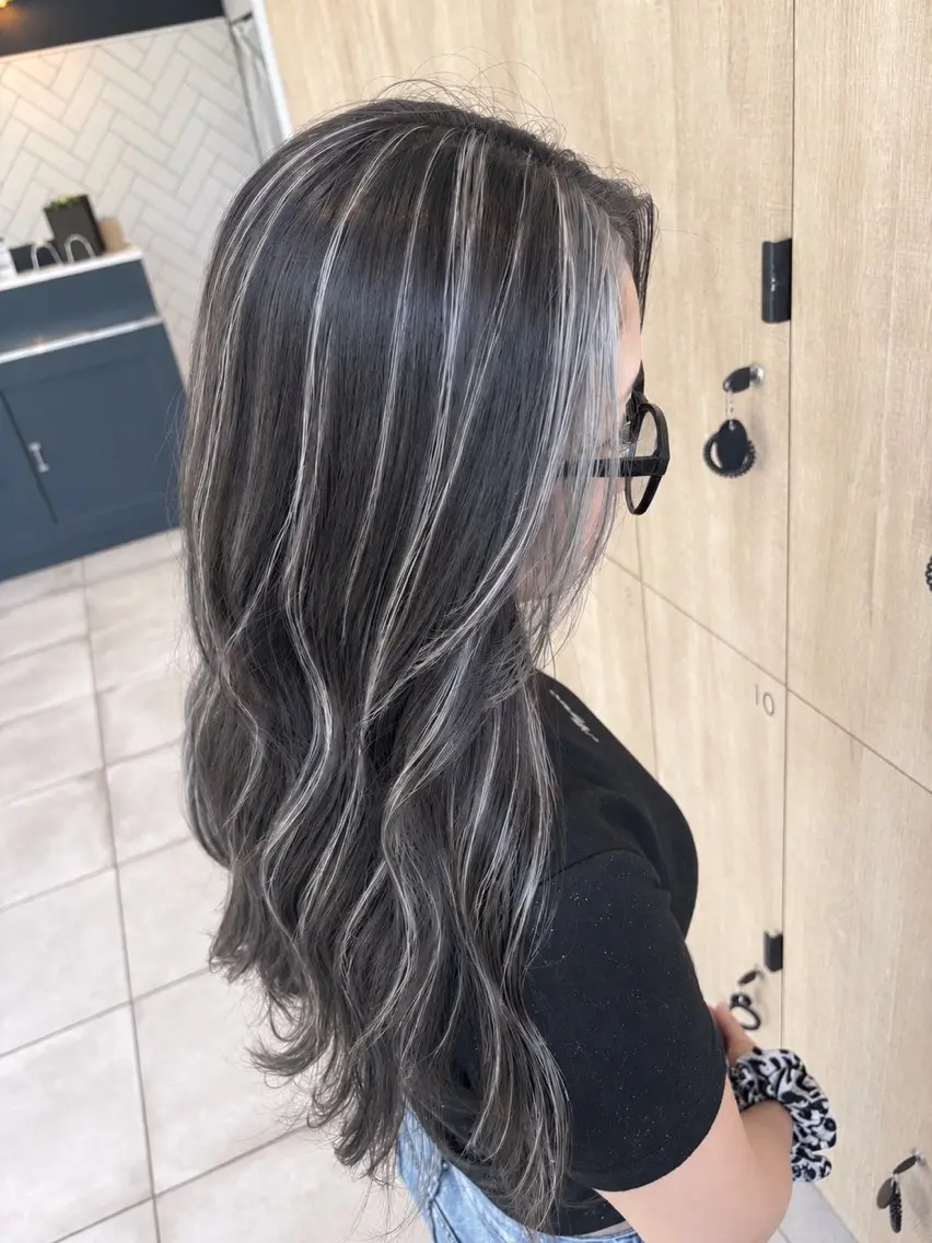 セミロング ハイライト ヘアカラー さとう あおいのヘアスタイル