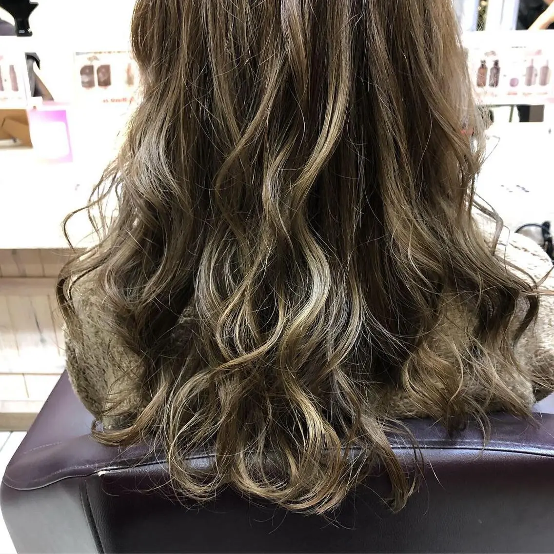 ロング カラー グラデーションカラー ハイトーンカラー コグチ ヒカルのヘアスタイル