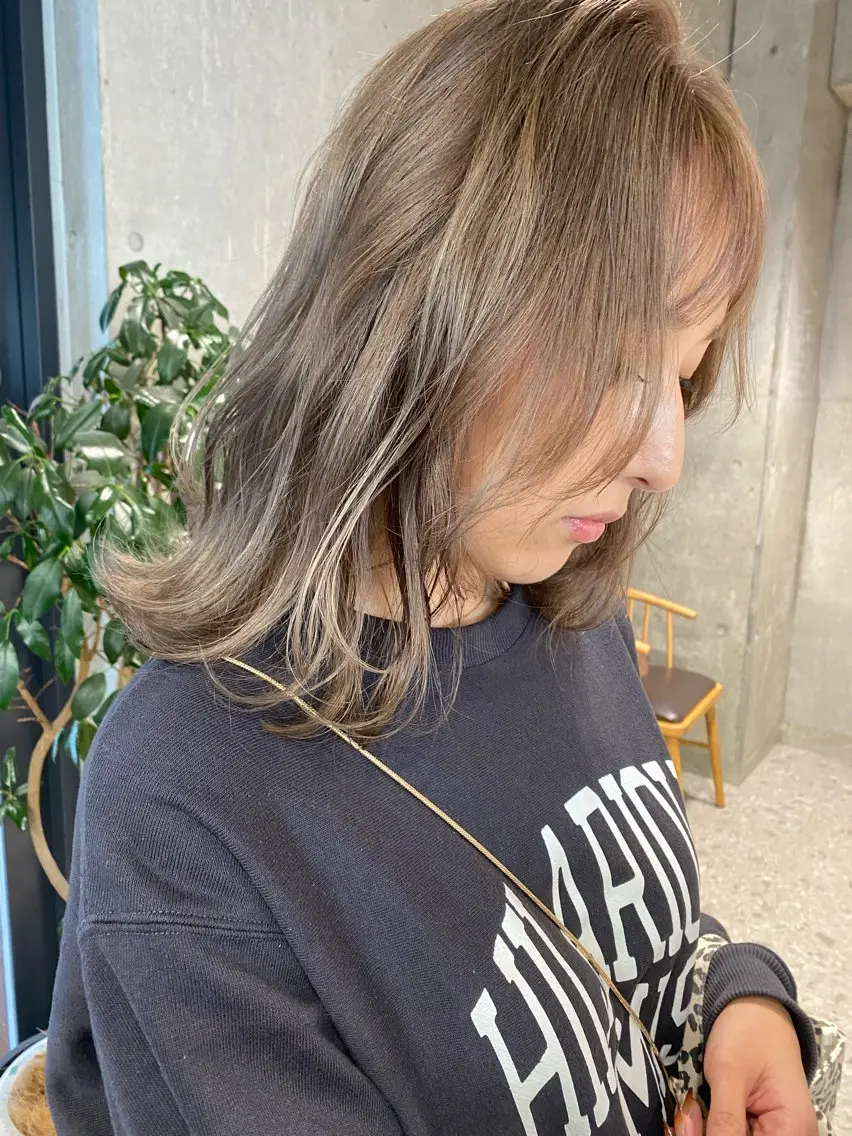 ミディアム カラー ベージュカラー ミルクティーベージュ その他 ブリーチカラーレイヤ ーカット🦋annaのヘアスタイル